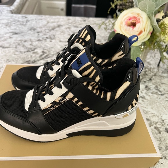 Michael kors women sneakers in great condition!!! - Picture 3 of 4